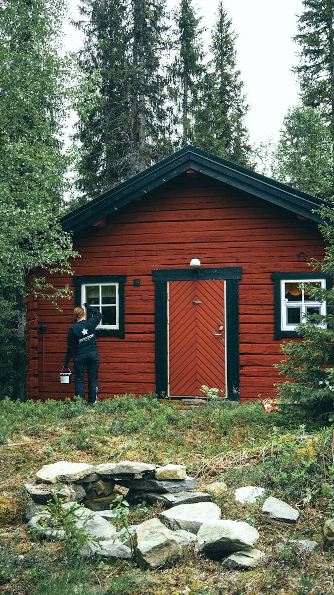 Trähus renovering, målar fasad